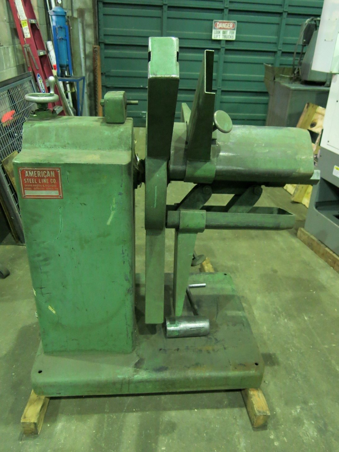 2500 lb. American #60, Motorized Uncoiler, with Keepers & Wrench - Image 1