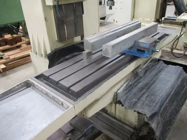 Chevalier Falcon #63R, heavy duty CNC knee mill with delta dynapath control - Image 5