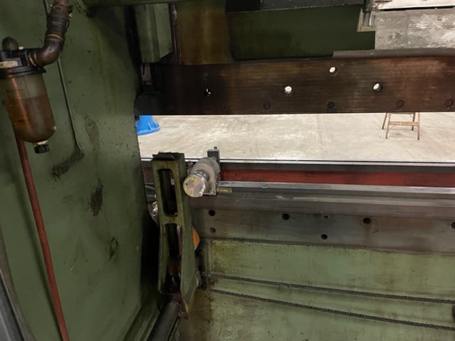 120 Ton, Verson #B58-120-PB, mechanical, 10' overall, 3" stroke, 5" adj, 30 SPM, back gauge, #2717 - Image 4