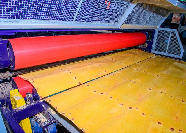 Vantec Tension Blade Rotarty Veneer Clipper, to clip 2800 mm veneer sheets into specific sheet sizes - Image 6