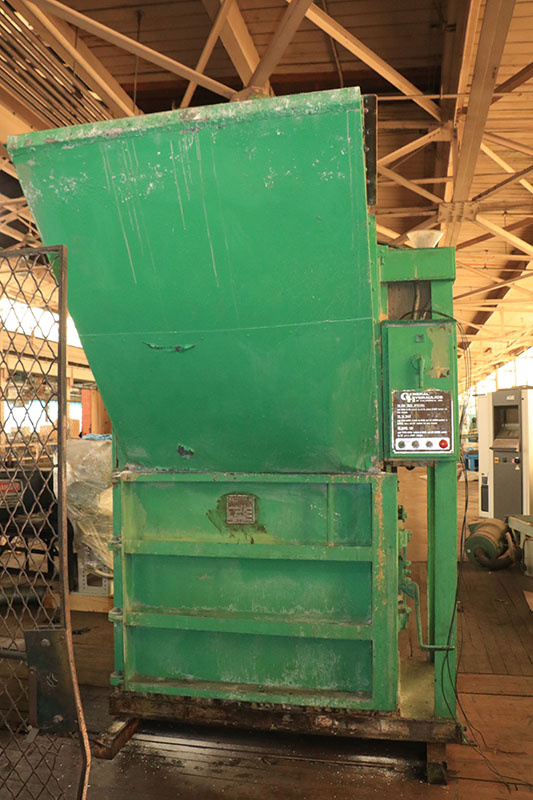 30" x 48" x 44" General #314-48L-16, hydraulic vertical baler - Image 1
