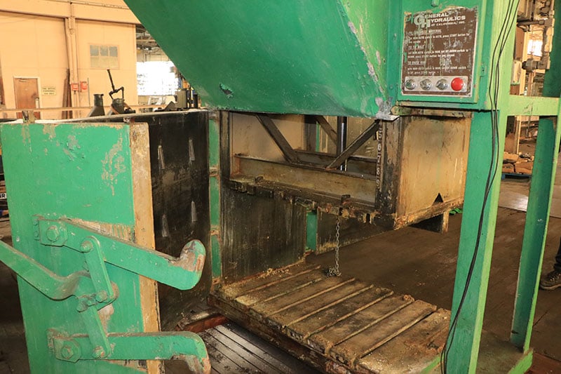 30" x 48" x 44" General #314-48L-16, hydraulic vertical baler - Image 3