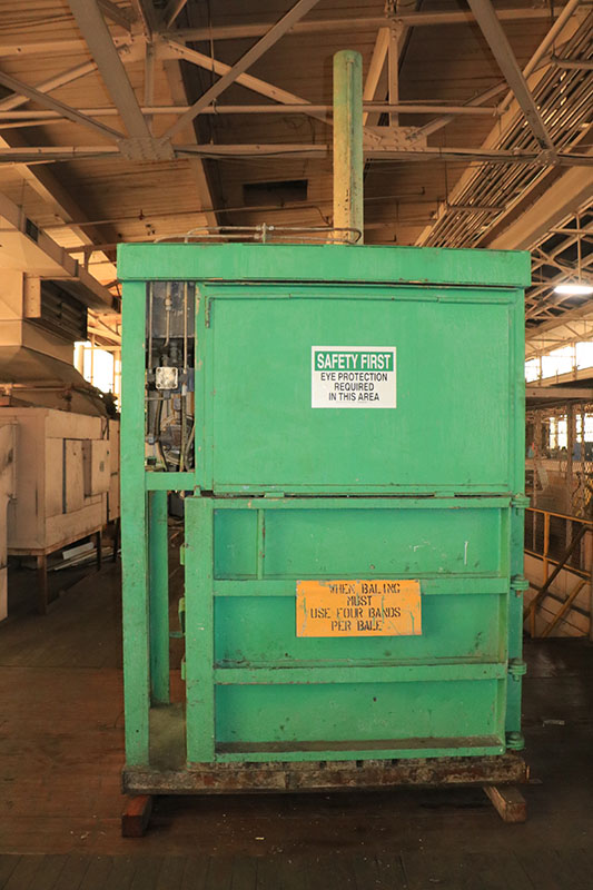 30" x 48" x 44" General #314-48L-16, hydraulic vertical baler - Image 4