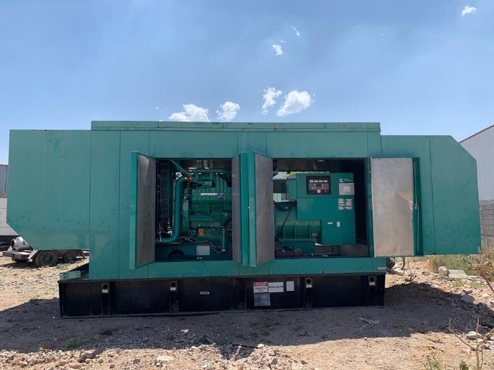 1000 KW Cummins #QST30, w/Super Quiet enclosure & base tank, low hours, load tested - Image 2