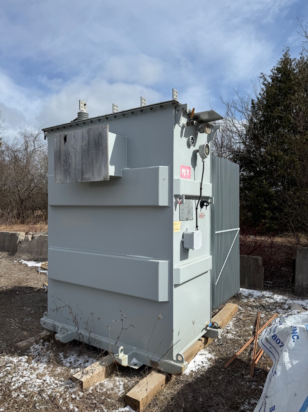 3750 KVA 27600 Delta Primary, 2400Y/1386 Secondary, 3 phase Station Style Transformer, HV top, LV side box - Image 2