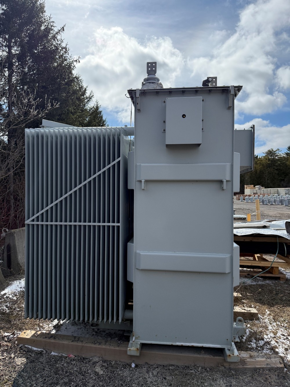 3750 KVA 27600 Delta Primary, 2400Y/1386 Secondary, 3 phase Station Style Transformer, HV top, LV side box - Image 3