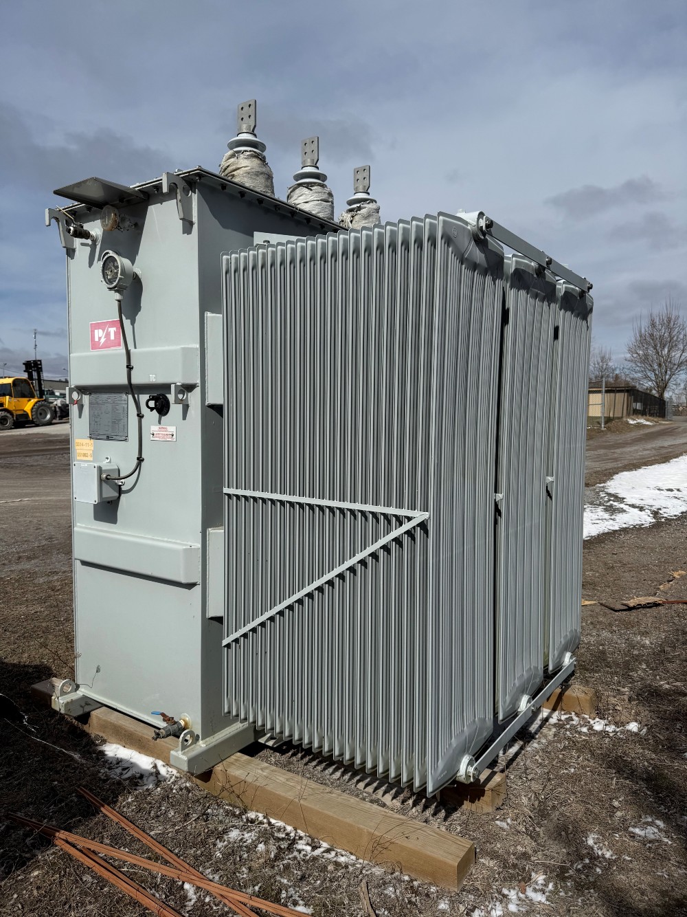 3750 KVA 27600 Delta Primary, 2400Y/1386 Secondary, 3 phase Station Style Transformer, HV top, LV side box - Image 4