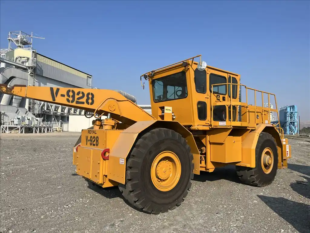 Royal #A-20 Haul Master crubicle hauler, 30000 lb. capacity, Cummins 6 cylinder diesel engine, 2015, S43800 - Image 1