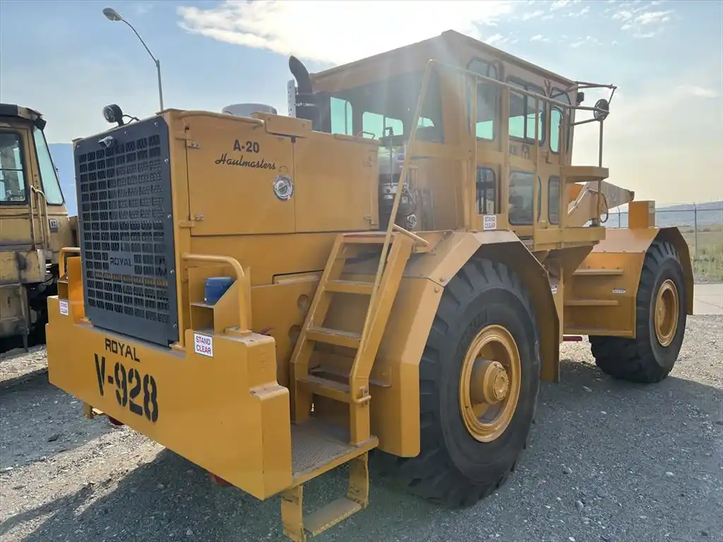 Royal #A-20 Haul Master crubicle hauler, 30000 lb. capacity, Cummins 6 cylinder diesel engine, 2015, S43800 - Image 4