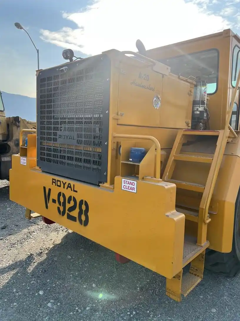 Royal #A-20 Haul Master crubicle hauler, 30000 lb. capacity, Cummins 6 cylinder diesel engine, 2015, S43800 - Image 5