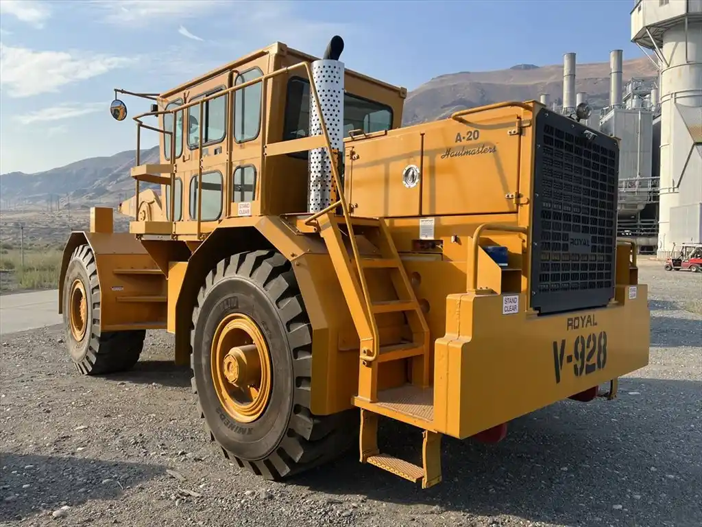 Royal #A-20 Haul Master crubicle hauler, 30000 lb. capacity, Cummins 6 cylinder diesel engine, 2015, S43800 - Image 6