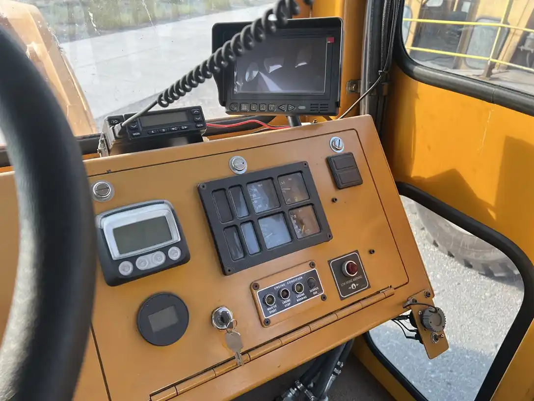Royal #A-20 Haul Master crubicle hauler, 30000 lb. capacity, Cummins 6 cylinder diesel engine, 2015, S43800 - Image 9