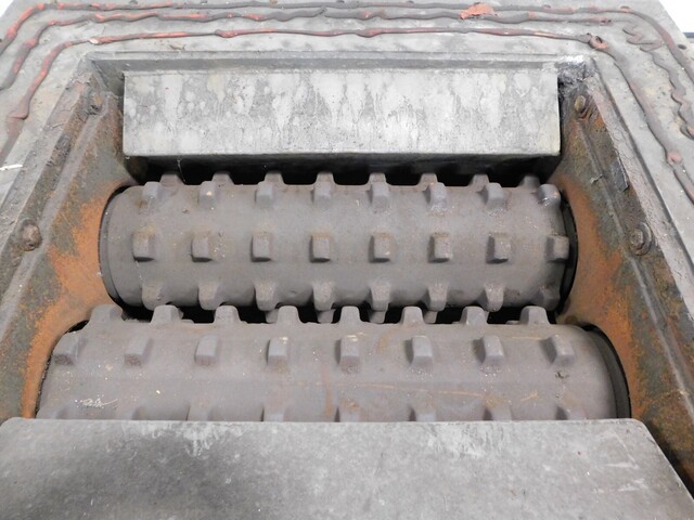 Dual twin roll crusher grinder, 30" x 34" opening, 6-3/4" x 3" shaft, 5-1/4" bolt to bolt center - Image 7