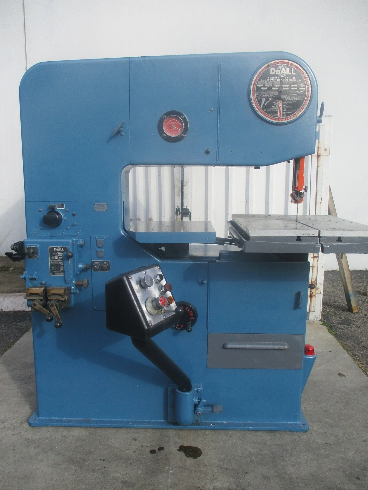 36" x 12" DoAll, vertical vari-speed all material cutting bandsaw with power table - Image 1