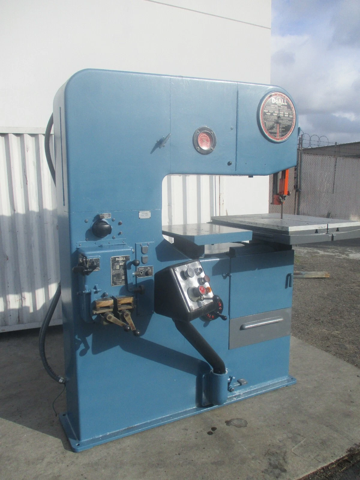 36" x 12" DoAll, vertical vari-speed all material cutting bandsaw with power table - Image 7