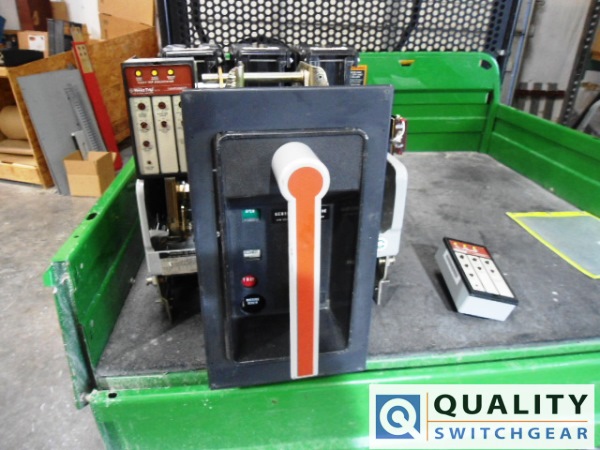 1600 Amps, General Electric, AKR-6D-50, manually operated, drawout (8 available) - Image 1