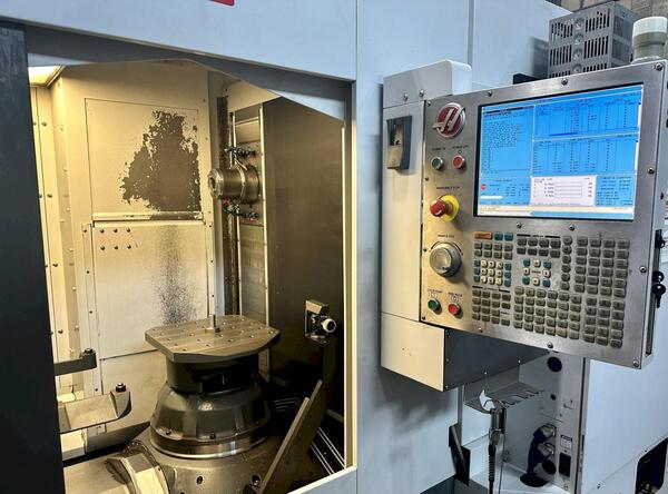 Haas #EC-400, 15.75"pallets, 20" X, 20" Y, 20" Z, 8100 RPM,Cat 40,24 automatic tool changer,WIPS,thru spindle - Image 2
