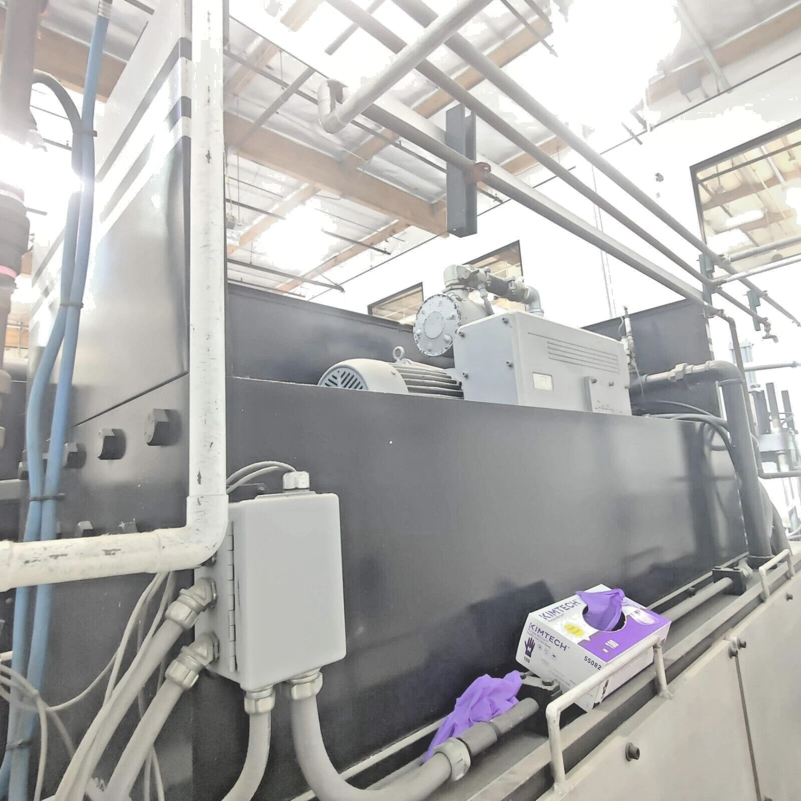 200 Ton, Accudyne, 36" x 72" hydraulic vacuum press, 750° heated plattens - Image 3