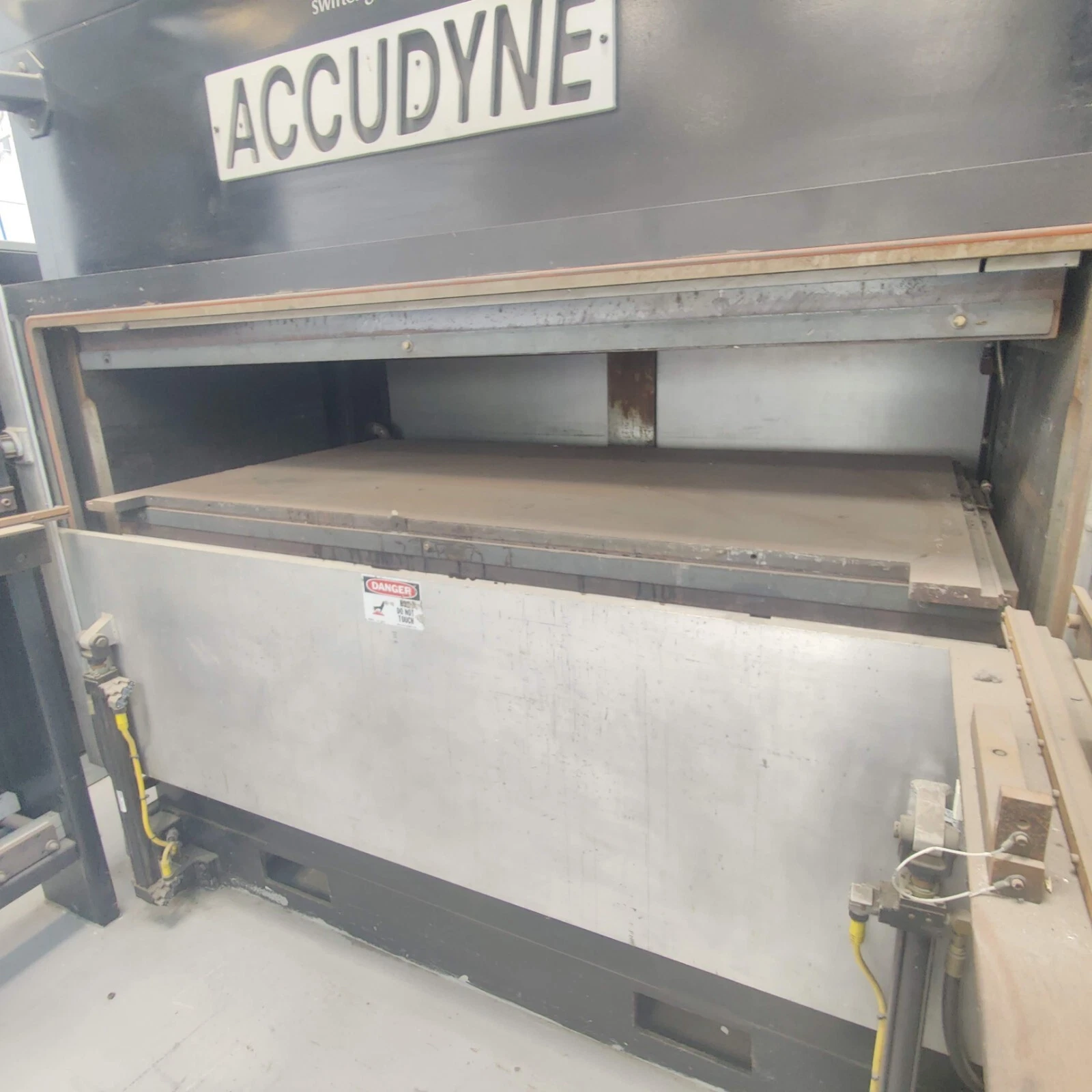 200 Ton, Accudyne, 36" x 72" hydraulic vacuum press, 750° heated plattens - Image 4