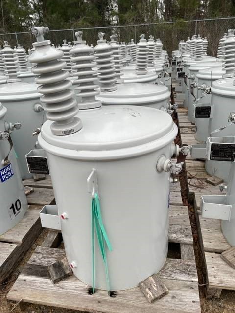 10 KVA 19900/34500Y Primary 120/240 Secondary, XMFR pole mounted, double bushing, new unused (80 available) - Image 1