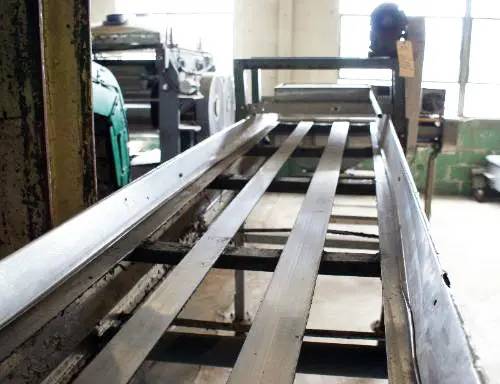 24" wide x 9.6' long, Stainless Steel Belt Conveyor, Adjustable height w/ caster feet and 12" x 18" magnet - Image 5
