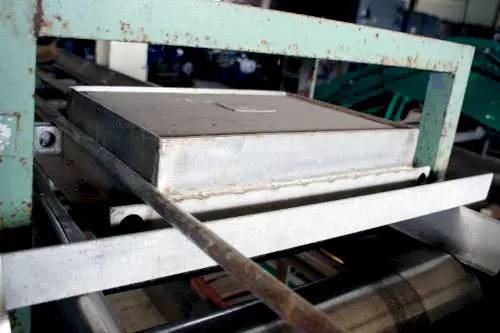 24" wide x 9.6' long, Stainless Steel Belt Conveyor, Adjustable height w/ caster feet and 12" x 18" magnet - Image 6