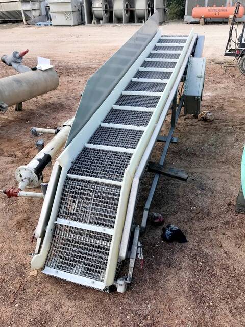 18" wide, Stainless Steel Incline Conveyor, 1.5" Cleats - Image 3