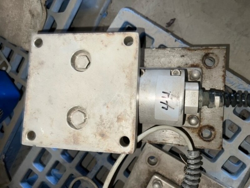 Vishay #BLH KIS-2, Load Cells, 20 kN, 5" bolt hole - Image 1