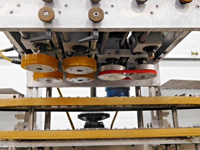 New England Machinery #NEILC-4-L, inline capacity tightener, 4 spindle, 250 container/minute - Image 2