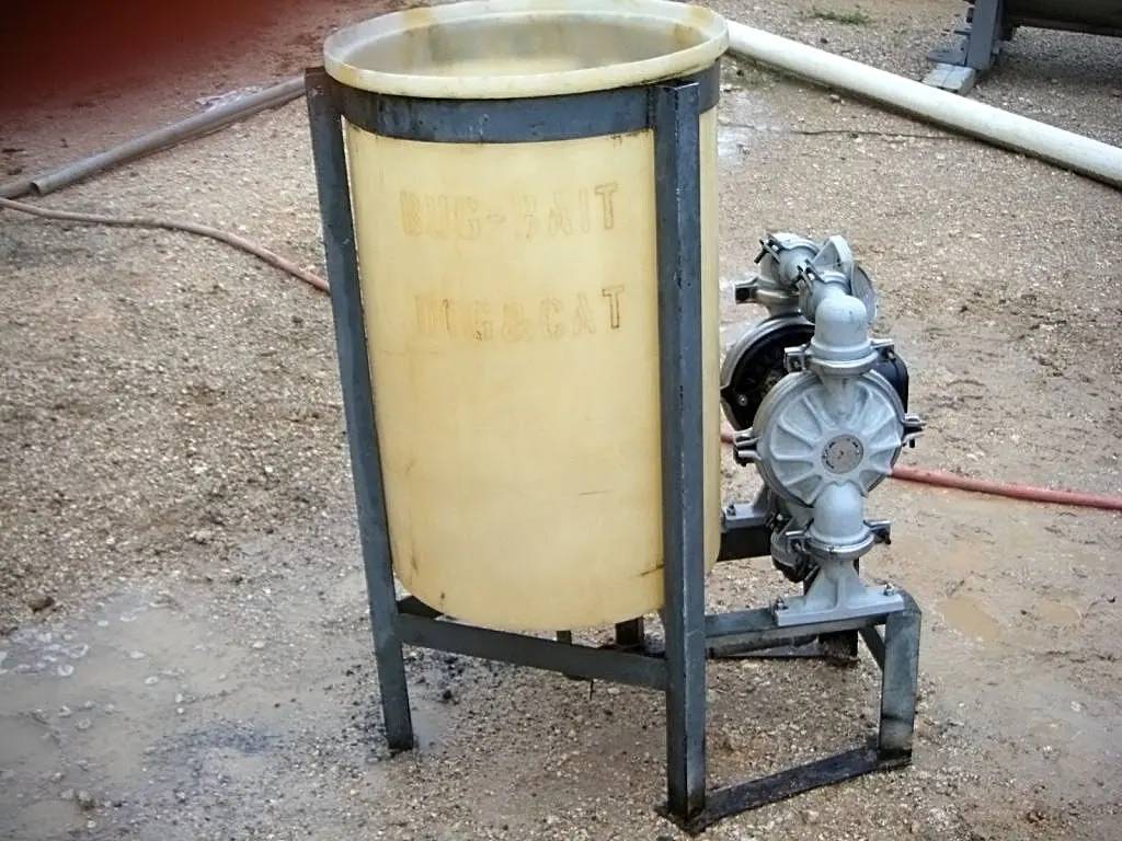 1" Warren Rupp #PB1-A, Double Diaphragm Pump, 100 psi, 5/8" diameter Mounting holes, 3/4" air valve - Image 3