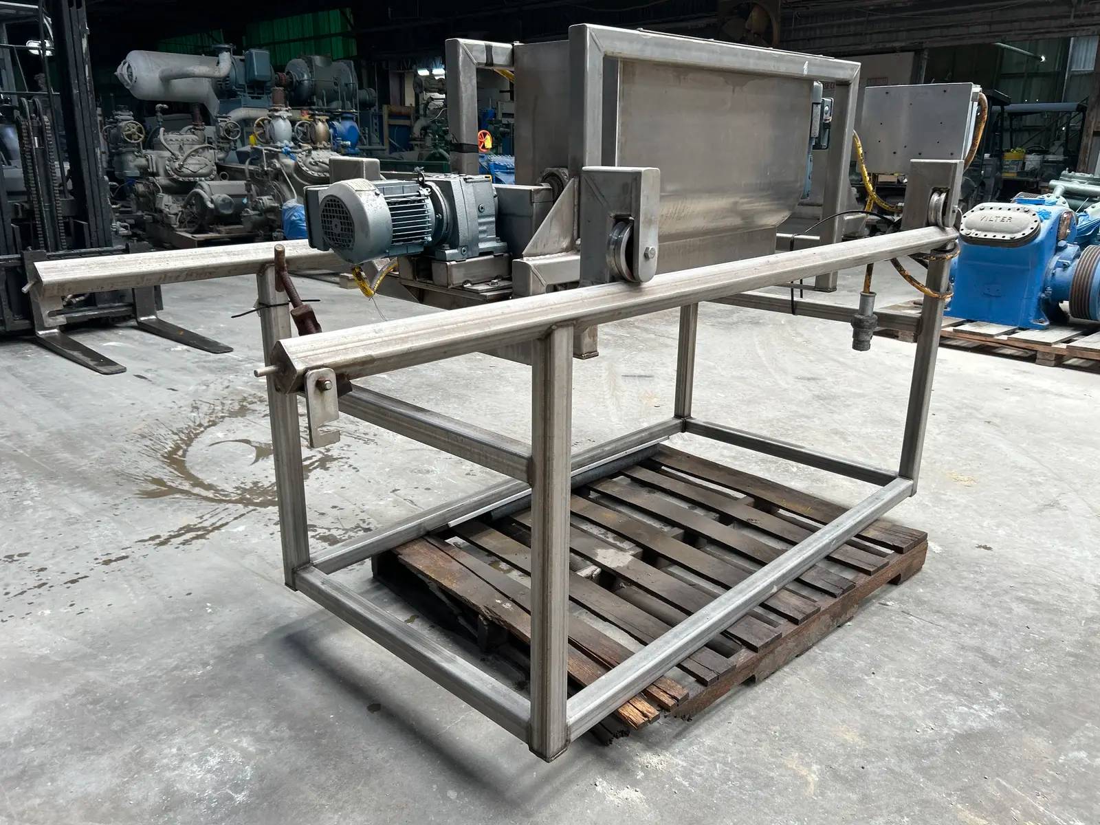 FES, Fedco Stainless Steel Topping Applicator, 12" width x 32" L x 18" H hooper, 0.25 HP - Image 3