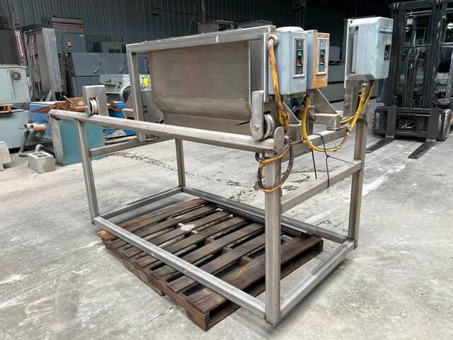 FES, Fedco Stainless Steel Topping Applicator, 12" width x 32" L x 18" H hooper, 0.25 HP - Image 5