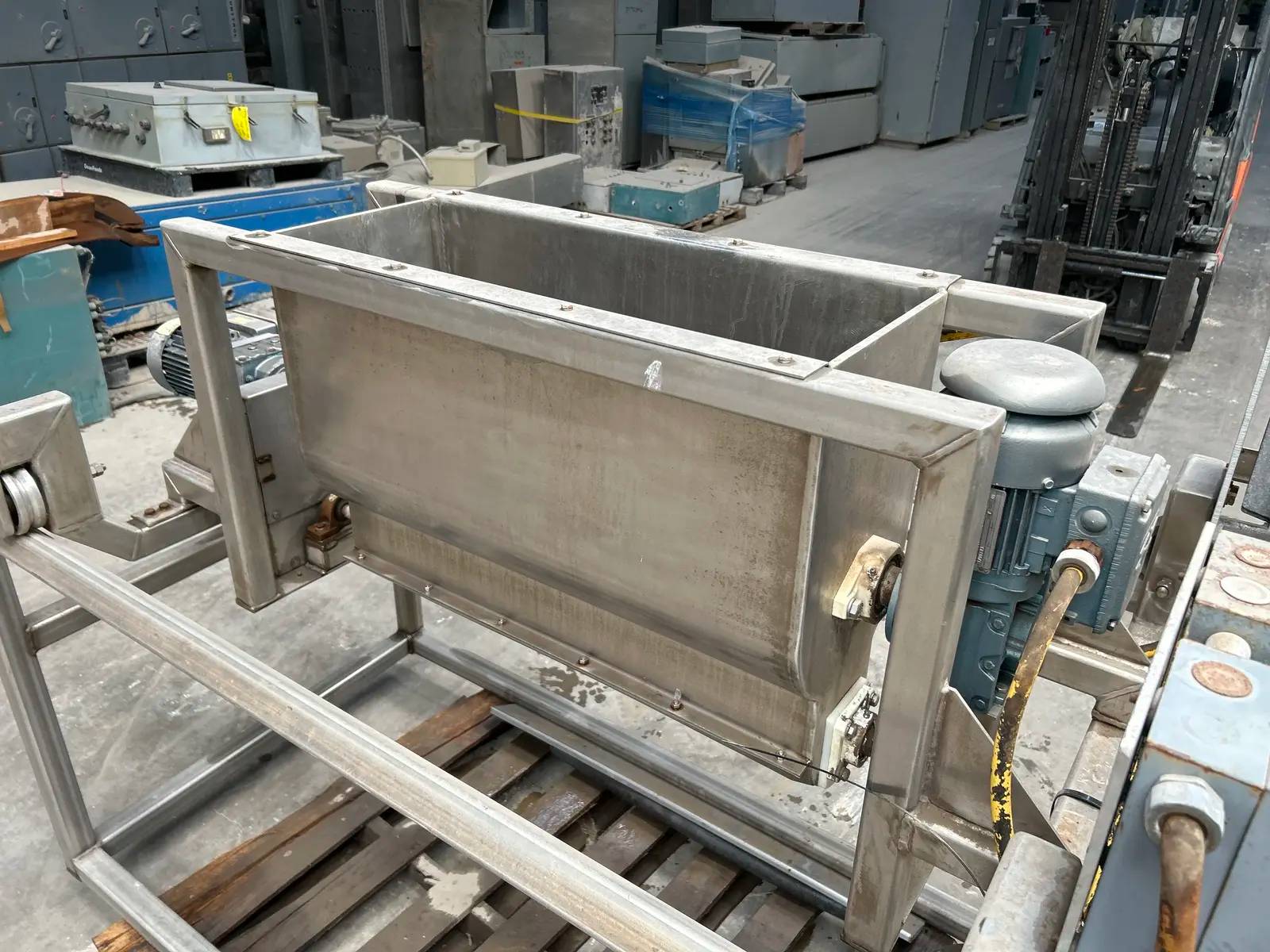 FES, Fedco Stainless Steel Topping Applicator, 12" width x 32" L x 18" H hooper, 0.25 HP - Image 10