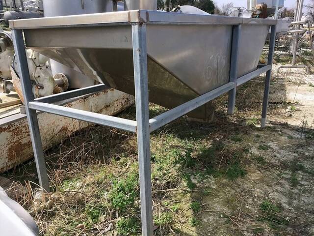 Rectangular Stainless Steel Hopper/Funnel Tank w/ slide valve discharge, 8.375 x 6" discharge opening - Image 4