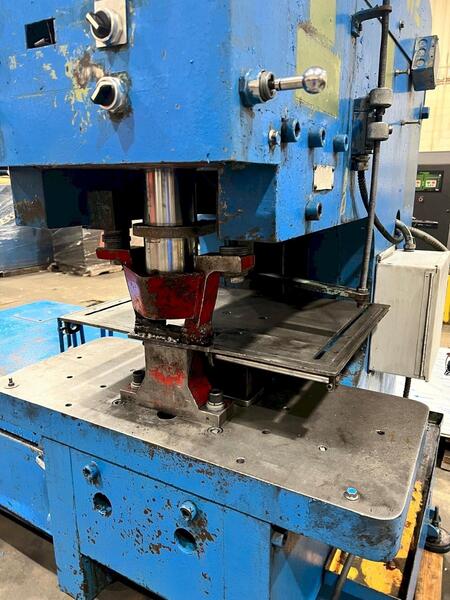 140 Ton, Piranha #SEPP-140, hydraulic single end punch, 7" stroke, 20.5" throat, 14" open, joystick Control - Image 3