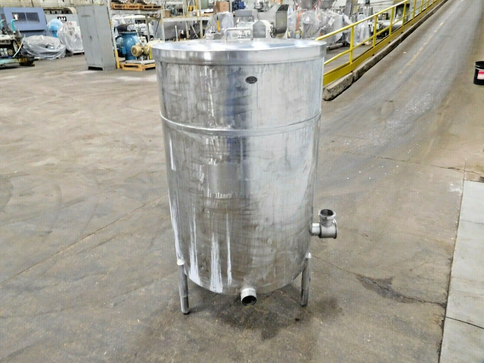 150 gallon Stainless Steel storage tank with Tri-Flo valve, 46" D x 31" W, slanted bottom - Image 4