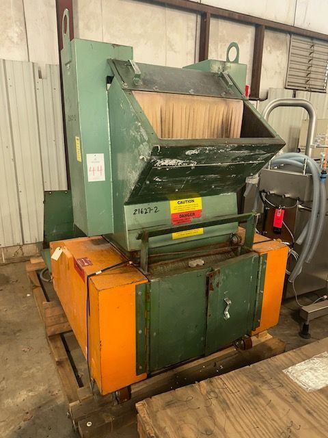 13" x 28" LR Systems, granulator mounted on mobile base, 30 HP, includes blower discharge, 1999 - Image 1