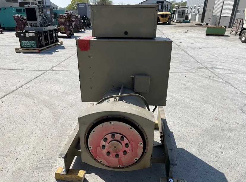 300 KW, Cummins #CC434E, Newage Stamford generator end, 480 Volts 3 phase sound attenuated enclosure 1, 130 - Image 4