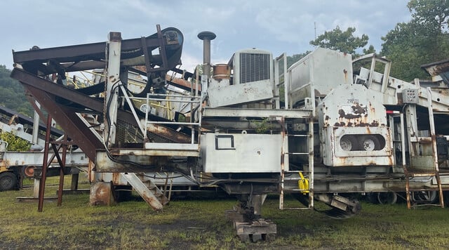 18" x 60" McLanahan, 3-roll crusher, mounted on portable 2-axle chassis, Feed Hopper - Image 2