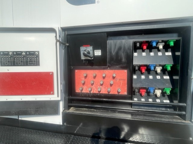 300 KW Cummins #C300D6R, diesel, sound attenuated enclosure, 240/480 Volts, 593 hours, 2012 - Image 3