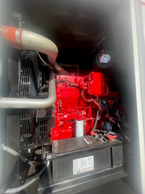 300 KW Cummins #C300D6R, diesel, sound attenuated enclosure, 240/480 Volts, 593 hours, 2012 - Image 5