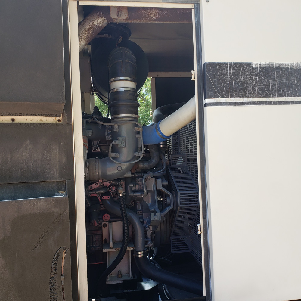 320 KW Multiquip #DCA400SSI4i, diesel, sound attenuated enclosure, 240/480 Volts, 9934 hours; 2013 - Image 4