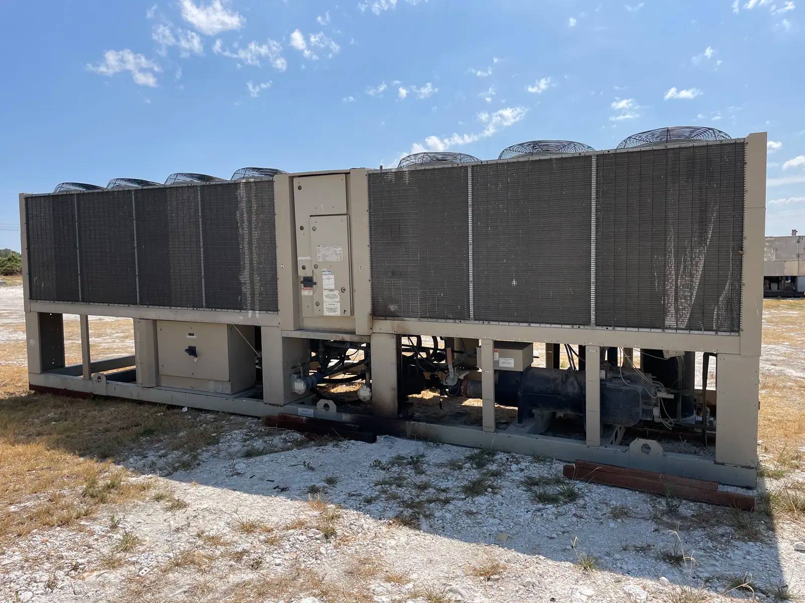 250 Ton, McQuay #AGS250B27-ER10, Air Cooled Water Chiller, Halocarbon (Freon), 16 fins/in. x 3 rows deep, 350 - Image 7