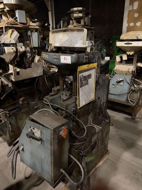 3/16" Shimazu #Super-2F, twin spindle nut tapper, 80-100 PPM, hopper, magnetic chip separator, 1990 - Image 2