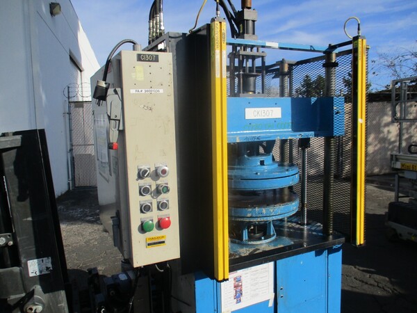 MPC #140 Stator end turn frame blocker / hydraulic vertical stator press, 1998 - Image 2