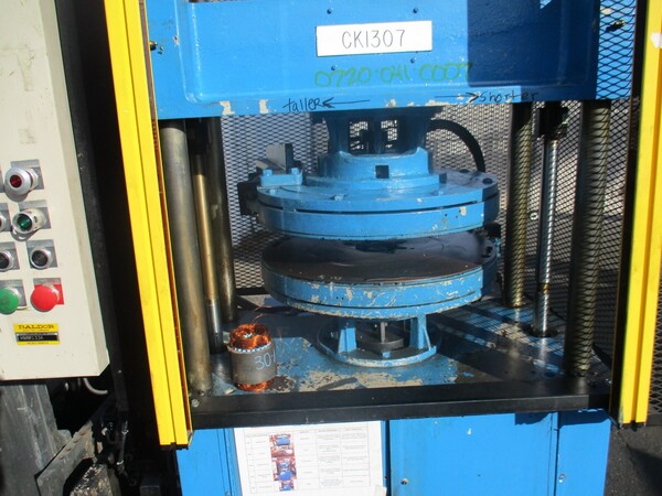 MPC #140 Stator end turn frame blocker / hydraulic vertical stator press, 1998 - Image 3
