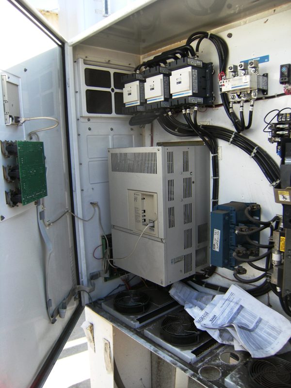 100 HP Yaskawa, CIMR-F7U4055, vari-speed drive, 380/480 Volts (2 available) - Image 2