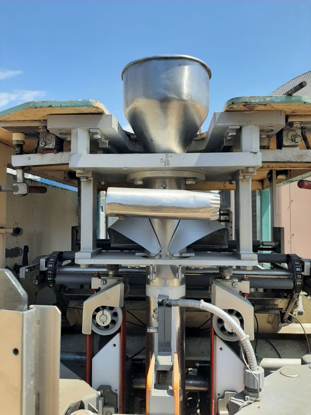 #SB6C, triangle vertical form/fi, single tube w/vacuum pull-down belts, 9" width jaws, 14.5" max vertical seal - Image 6
