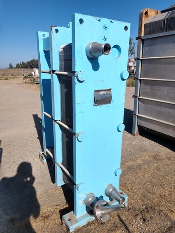 400 sq.ft., APV, R-56-C-M, plate type heat exchanger, (65) 60" L x 16.5" W Stainless Steel plates, (1) 3" top - Image 2