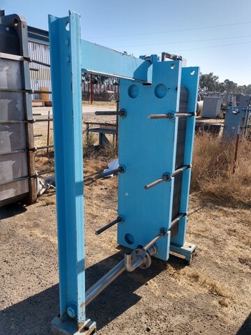 400 sq.ft., APV, R-56-C-M, plate type heat exchanger, (65) 60" L x 16.5" W Stainless Steel plates, (1) 3" top - Image 3